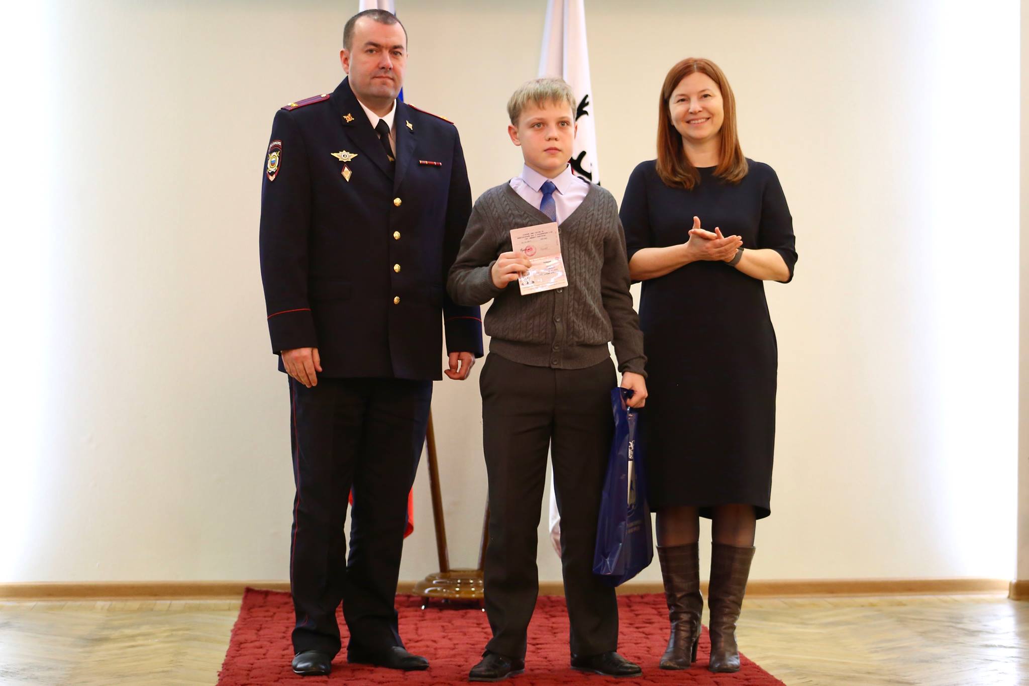 Елизавета Солонченко вручила паспорта лучшим нижегородским школьникам - фото 1