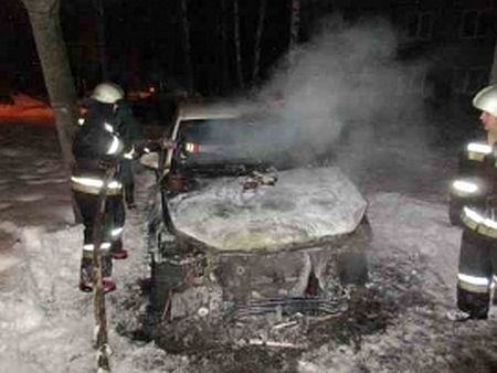 Отечественный автомобиль подожгли минувшей ночью в Выксе