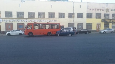 Иномарка протаранила маршрутку с пассажирами в центре Нижнего Новгорода