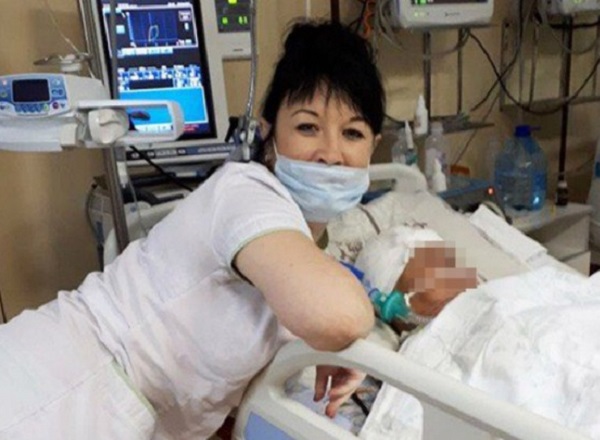 Медсестра устроила фотосессию с умирающими пациентами