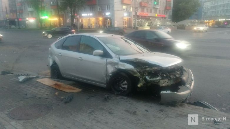 Две легковушки столкнулись на площади Лядова в Нижнем Новгороде - фото 2