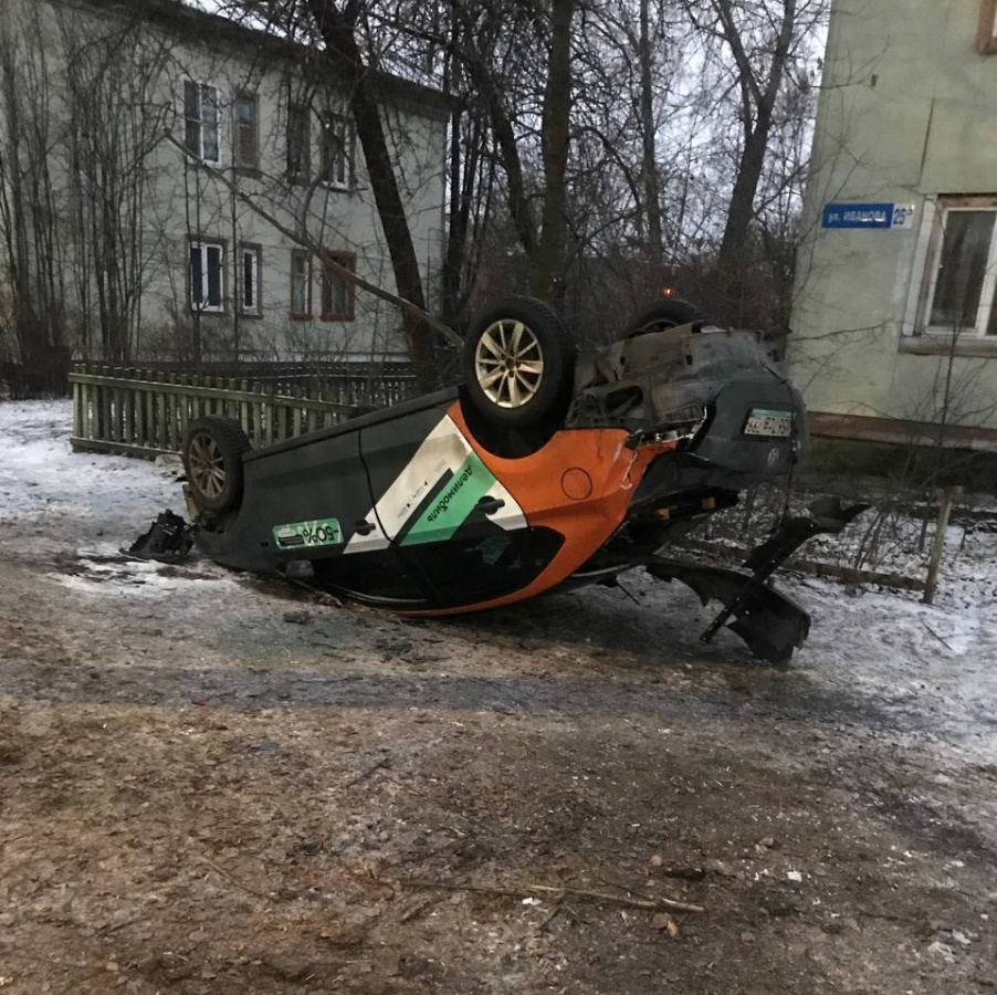 Каршеринговый автомобиль опрокинулся на крышу в Нижнем Новгороде  - фото 1