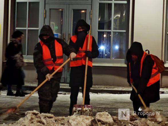 Фоторепортаж: как чистят дороги в Нижнем Новгороде после мощных снегопадов - фото 5