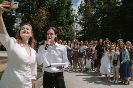 &ldquo;Спасибо, Мининский&rdquo;: выпускников 2022 года поздравили на главной площади города