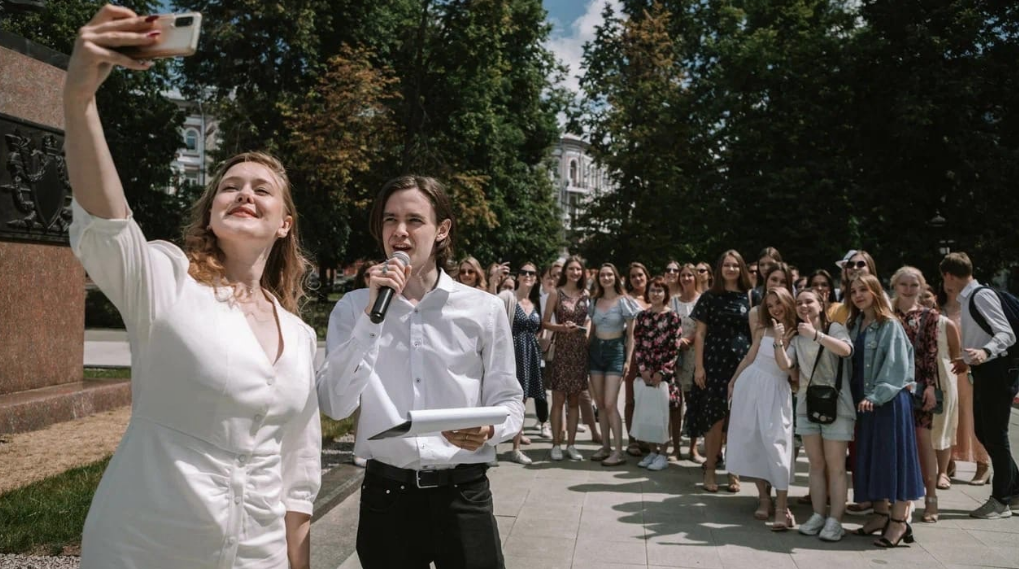 &ldquo;Спасибо, Мининский&rdquo;: выпускников 2022 года поздравили на главной площади города - фото 1