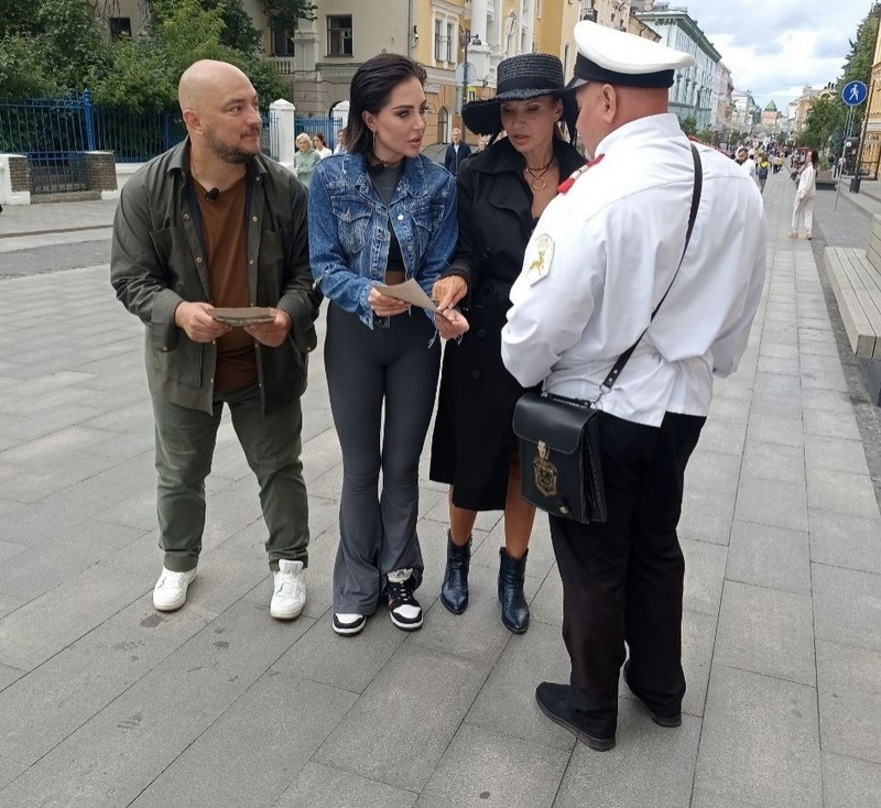 Актриса Эвелина Блёданс спросила дорогу у городового на улице Большой Покровской в Нижнем Новгороде - фото 1