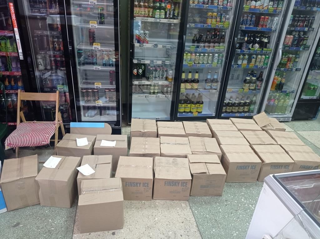 Тонну нелегального алкоголя и насвай нашли в подпольном магазине в Кстове - фото 1