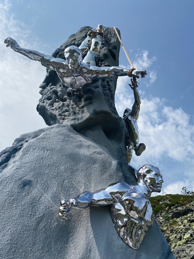 Нижегородский художник создал скульптуру, которую установили на перевале Дятлова в честь погибших студентов - фото 1