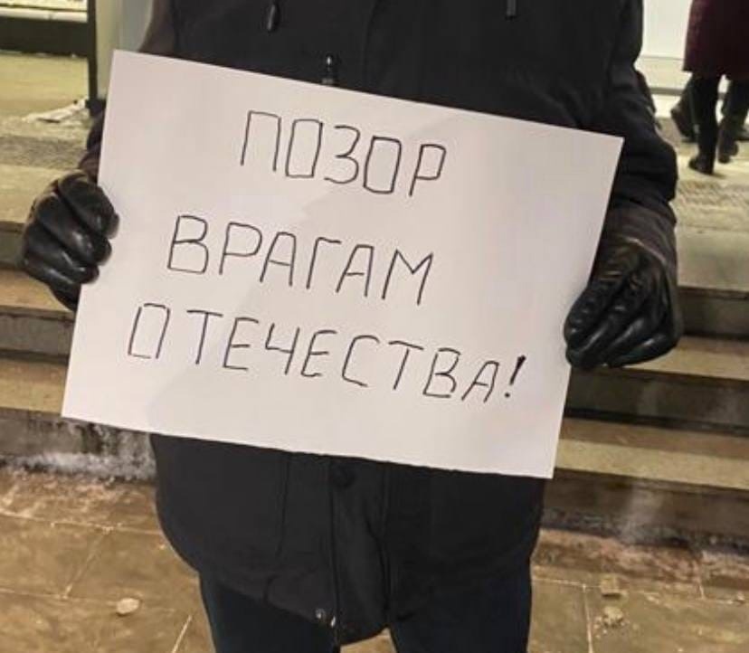 Нижегородцы устроили пикет перед спектаклем с Ахеджаковой - фото 1