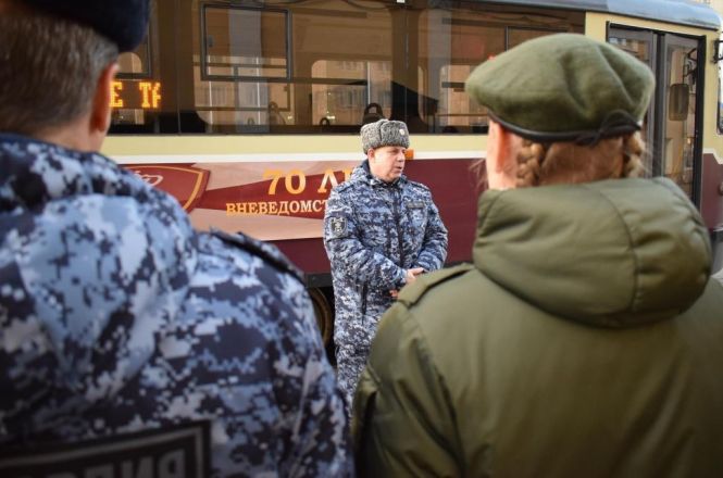 Трамвайный вагон в честь 70-летия вневедомственной охраны вышел на маршрут в Нижнем Новгороде - фото 5