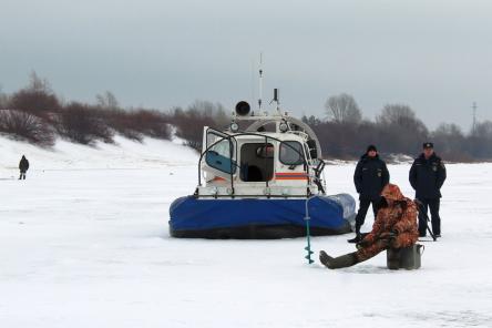 По тонкому льду: сотрудники нижегородской ГИМС предупредили рыбаков об опасности