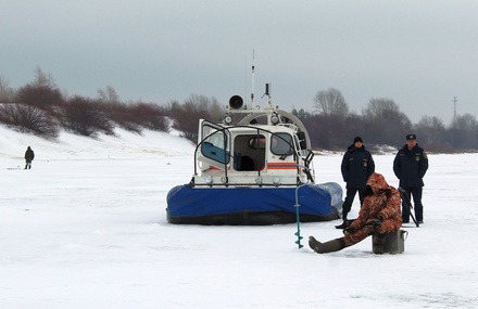 По тонкому льду: сотрудники нижегородской ГИМС предупредили рыбаков об опасности