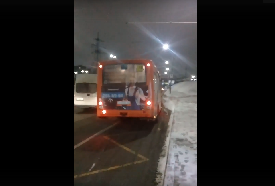 Соцсети: водитель нижегородской маршрутки не выпускал пассажиров через заднюю дверь - фото 1