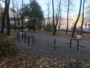 Столы и скамейки демонтировали в сквере на Черном пруду
