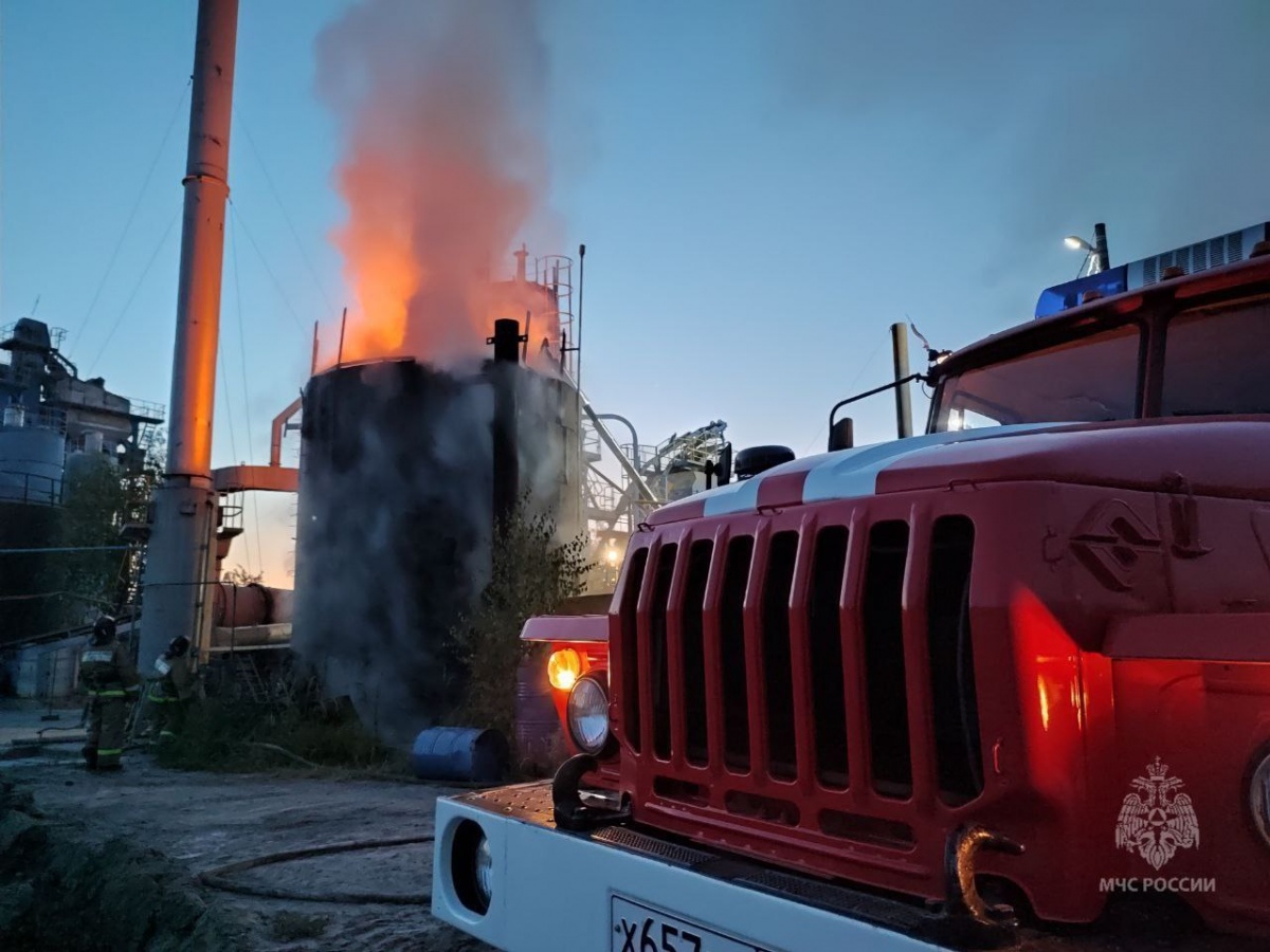 Пожар произошел на асфальтовом заводе под Нижним Новгородом - фото 1