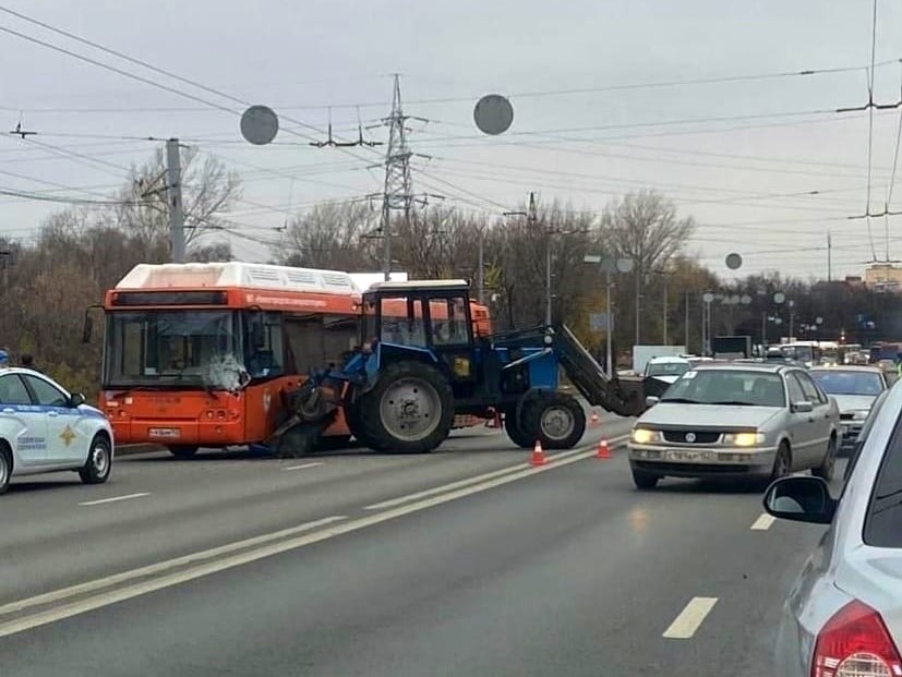 Два человека пострадали при столкновении автобуса и трактора в Сормовском районе - фото 1