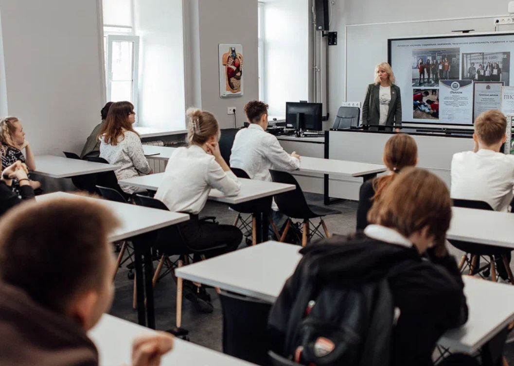 преподавание в вузе. студенты в вузе. российские студенты за партами. образование в вузе студенты. компьютер в вузе.
