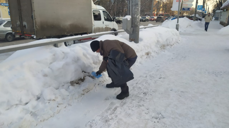 Заваленный снегом памятник участникам войны и труженикам тыла в Советском районе привели в порядок - фото 4