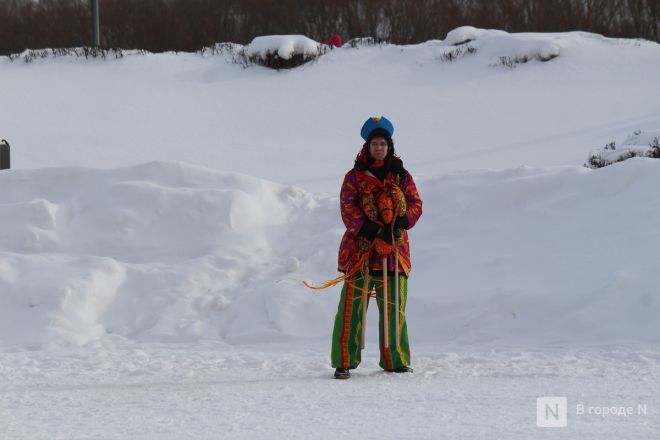 С блинами и в сугробах: как прошла Масленица в Нижнем Новгороде — фоторепортаж - фото 17