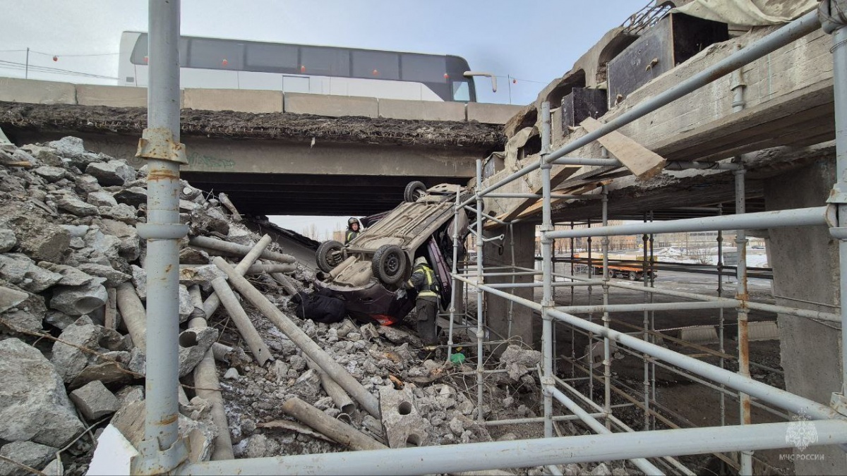 Легковушка вылетела с Мызинского моста в Нижнем Новгороде  - фото 1
