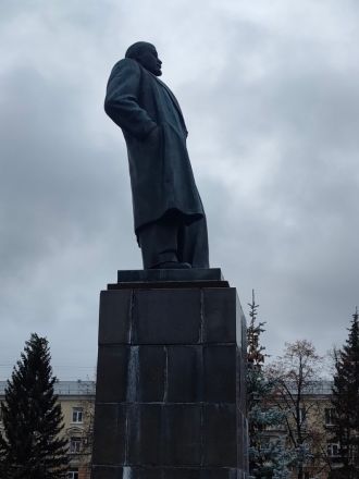 Памятник Ленину в Сарове накренился из-за сильного ветра - фото 2