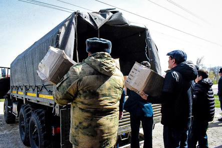Дзержинские военные помогли с продуктами жителям украинской Дементеевки