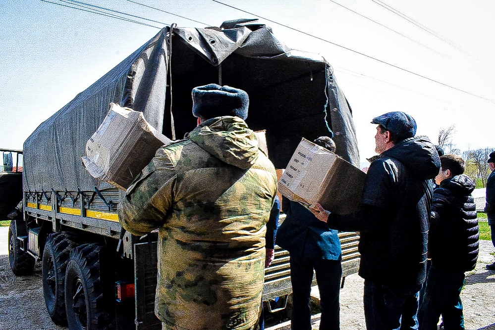 Дзержинские военные помогли с продуктами жителям украинской Дементеевки - фото 1