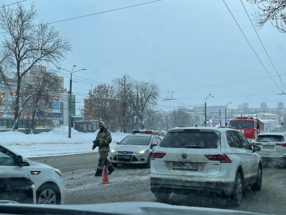 Две машины столкнулись на проспекте Гагарина в Нижнем Новгороде - фото 3