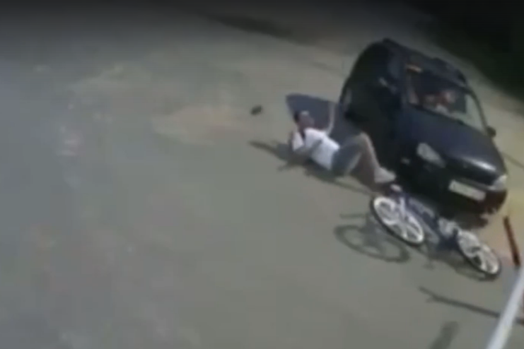 Велосипедист въехал. Велосипедист авария в Дзержинске. Шлагбаум и велосипедист врезался.
