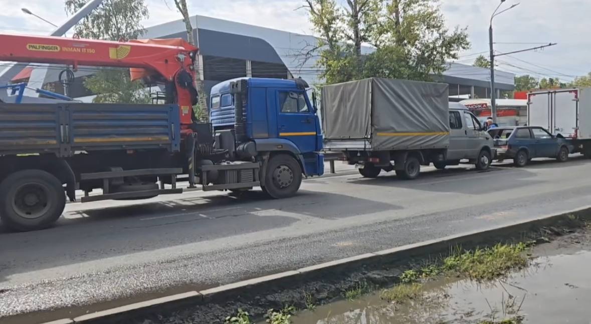 &laquo;КамАЗ&raquo;, две &laquo;ГАЗели&raquo; и &laquo;девятка&raquo; столкнулись в Нижнем Новгороде  - фото 1