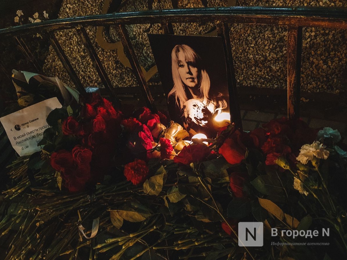 Появились фото стихийного мемориала на месте смерти Ирины Славиной  - фото 1