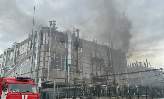 Роспотребнадзор проверят воздух из-за пожара на химзаводе в Дзержинске - фото 1