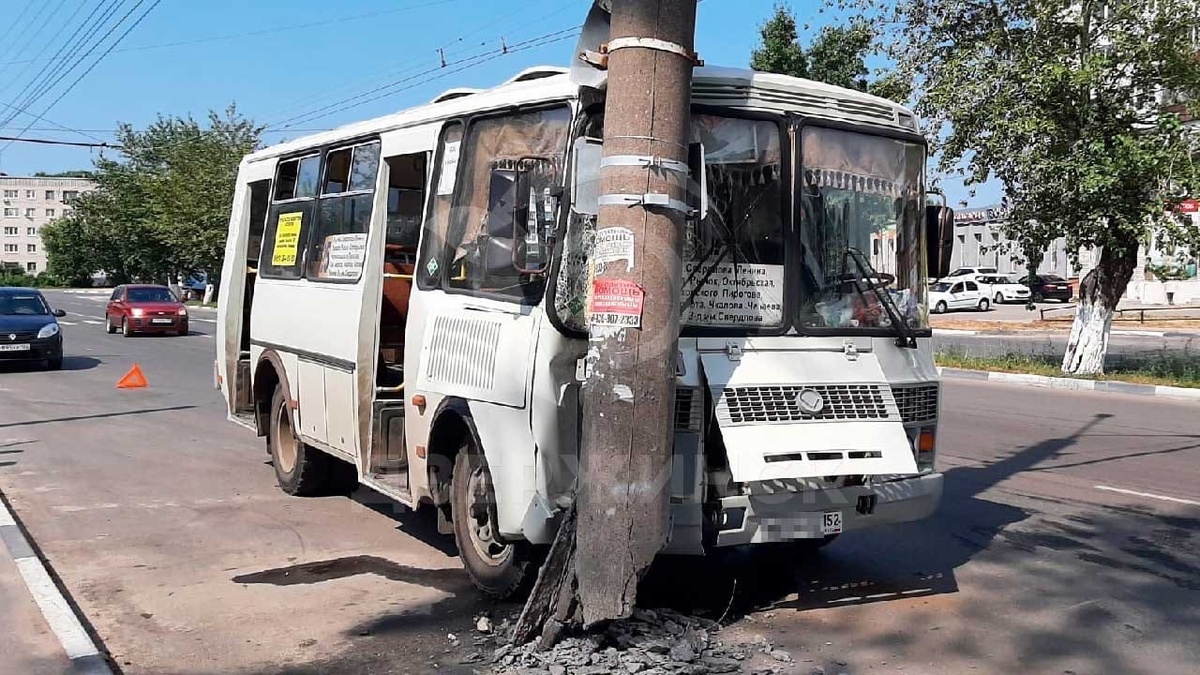 Пассажирский автобус врезался в столб в Дзержинске - фото 1