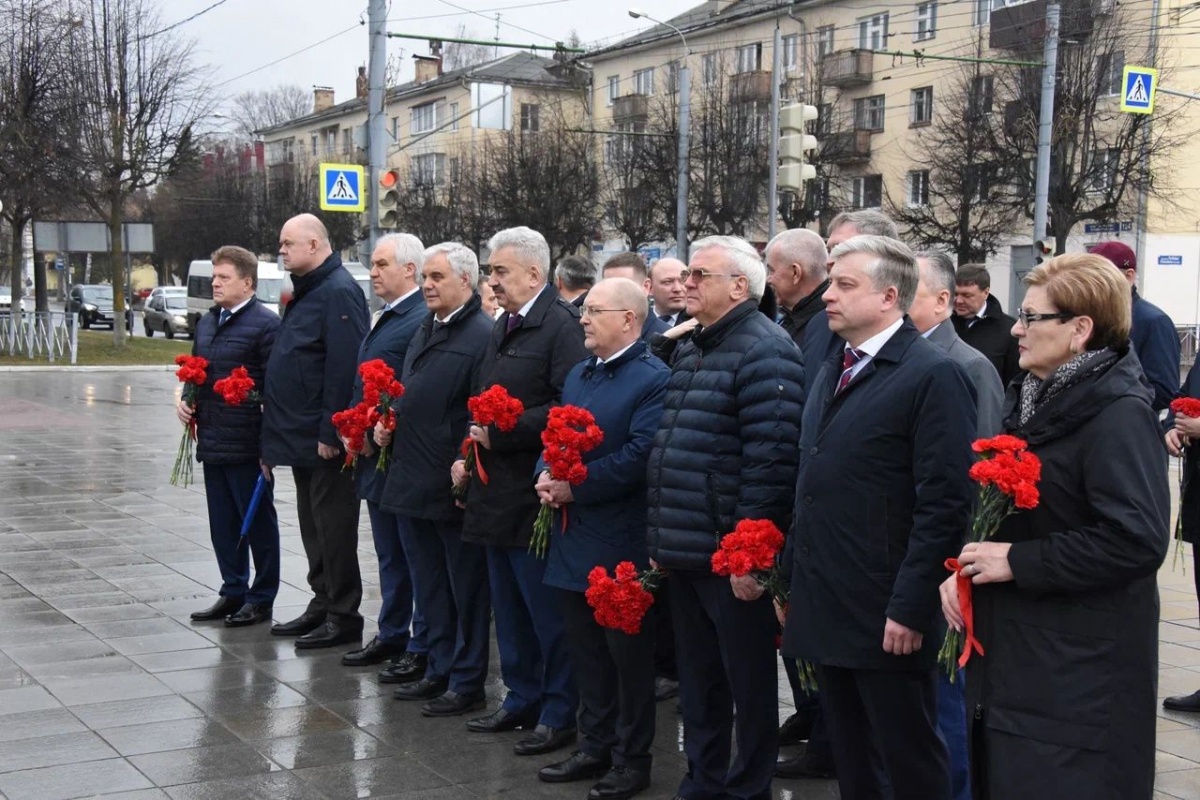 Спикер ЗСНО Люлин возложил цветы к Вечному огню в Йошкар-Оле - фото 1