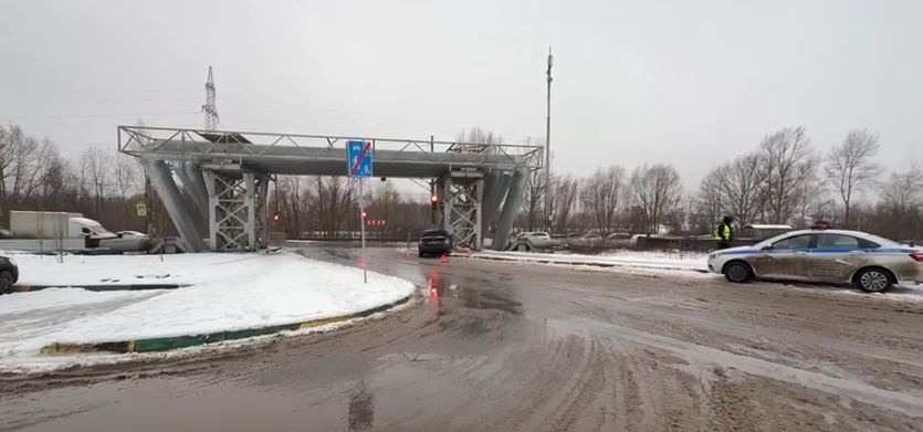 Машина врезалась в теплотрассу в Нижнем Новгороде: пострадал водитель - фото 1