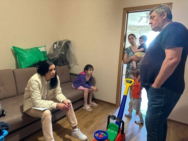 Татьяна Гриневич помогла семье из Мариуполя подготовить детей к школе - фото 1