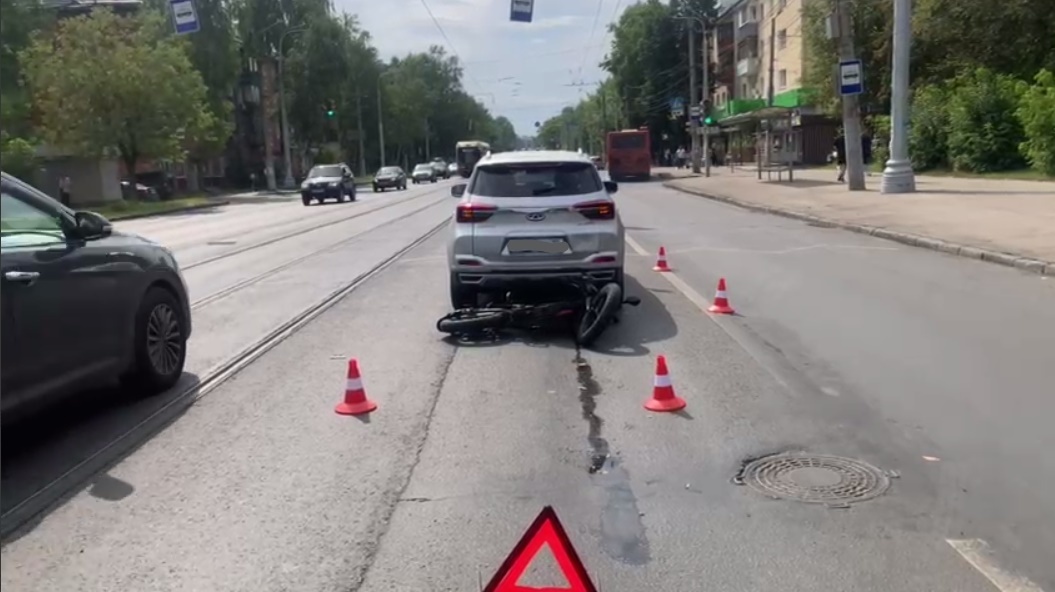 Электросамокатчик влетел в легковушку в Нижнем Новгороде - фото 1