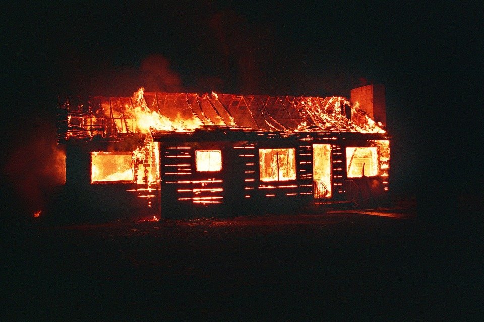 Житель Сергача сгорел в собственном доме из-за курения - фото 1