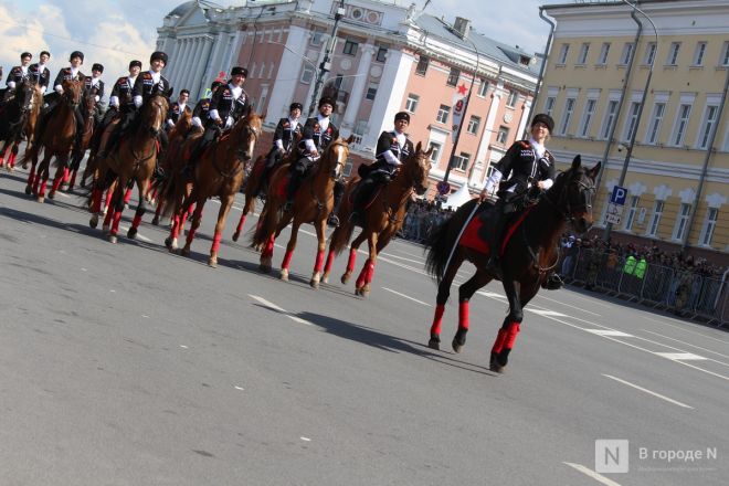 Фоторепортаж: парад в честь 80-й годовщины Победы прошел в Нижнем Новгороде - фото 215