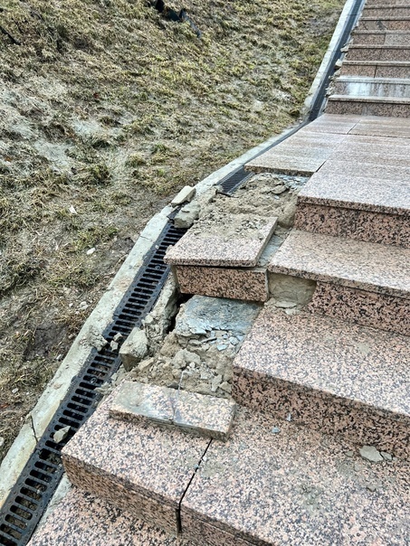 Лестница в Нижегородском кремле треснула после зимы