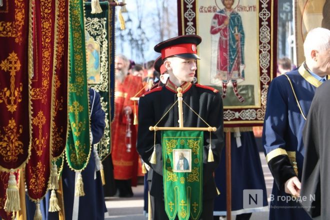 Шли Крестным ходом и ели гигантский кулич: как прошла Пасха в Нижнем Новгороде — фоторепортаж - фото 6