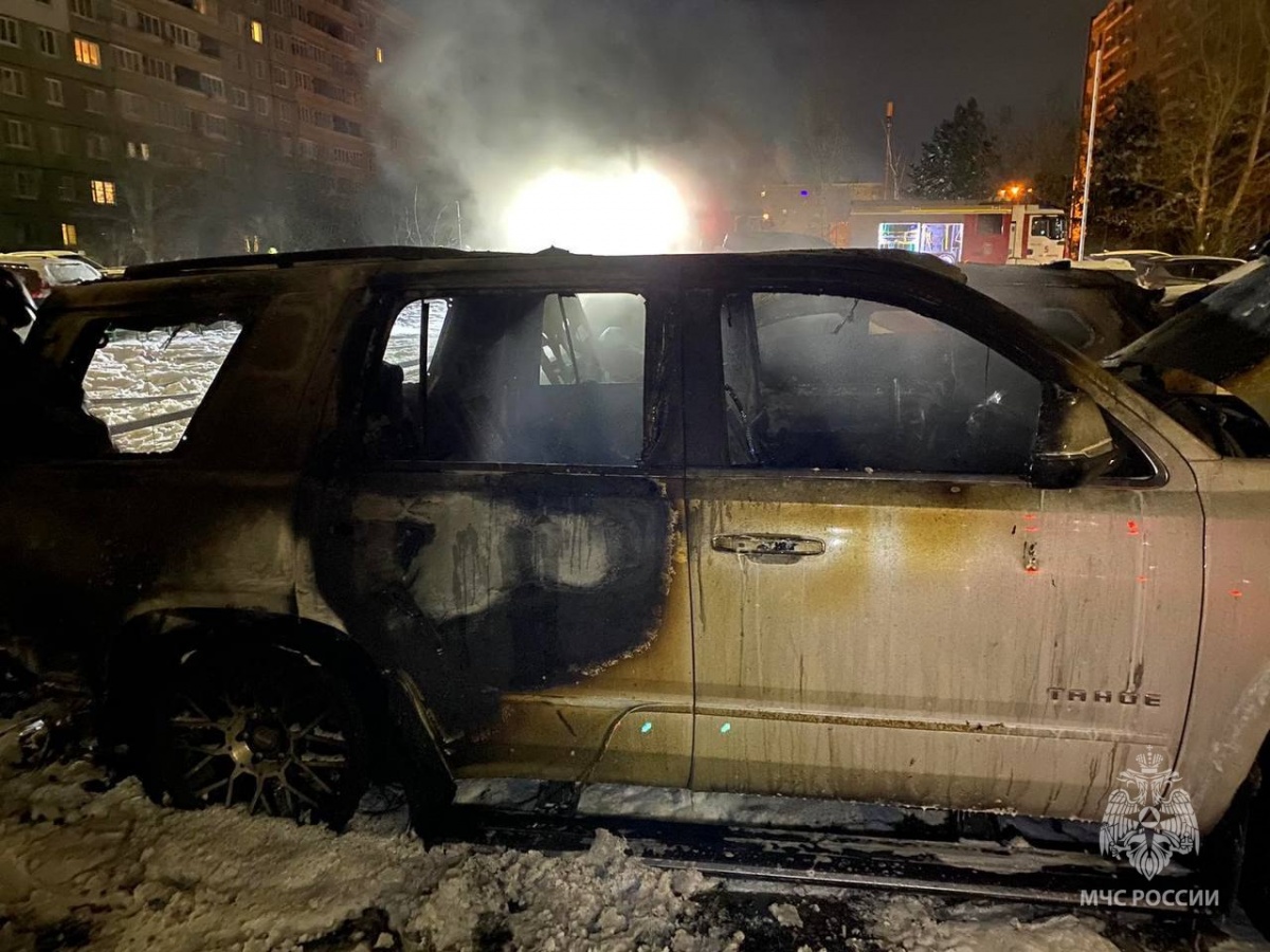 Два автомобиля сгорели на парковке на Волжской набережной - фото 1