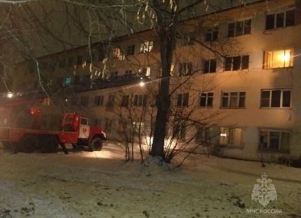 35 человек эвакуировано из горящего общежития в Автозаводском районе - фото 1