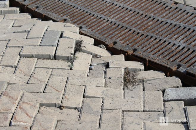 Трещит по швам: как выглядит центр Нижнего Новгорода после аномальной зимы — фоторепортаж - фото 147