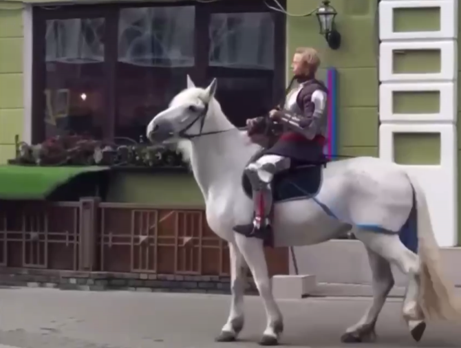 Рыцаря на белом коне заметили на Алексеевской в Нижнем Новгороде - фото 1