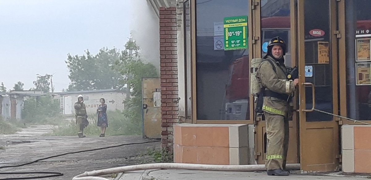 Пожар случился в магазине в Дзержинске - фото 1