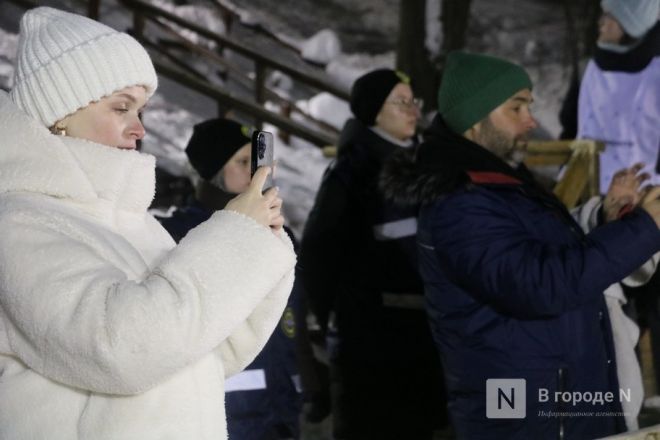 Мороз по коже: фоторепортаж с крещенских купаний в Нижнем Новгороде - фото 39