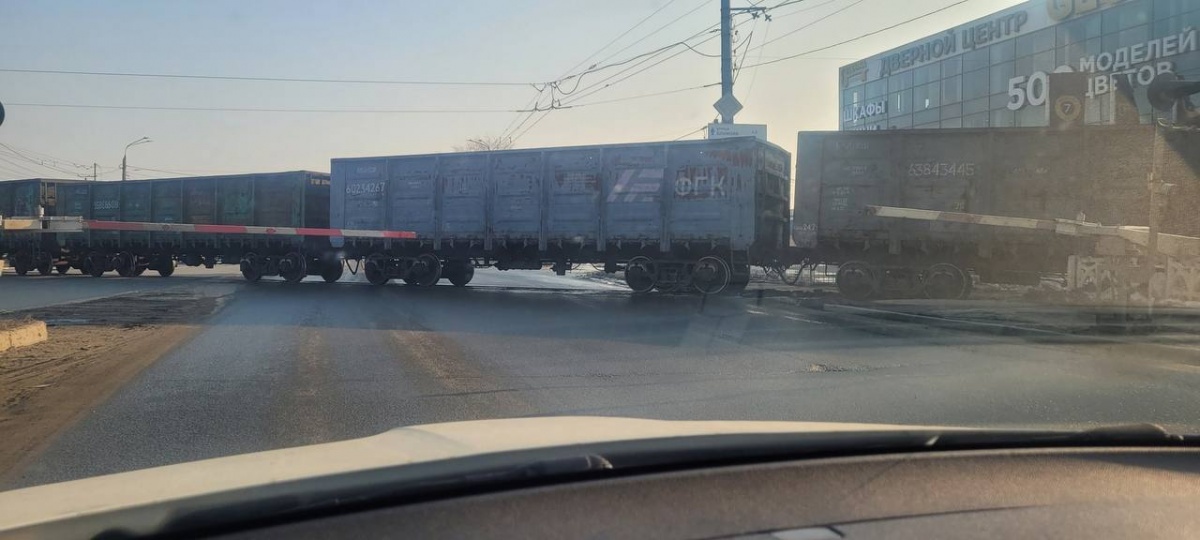Вагоны грузового поезда сошли с рельсов на улице Кузбасской в Нижнем Новгороде - фото 1