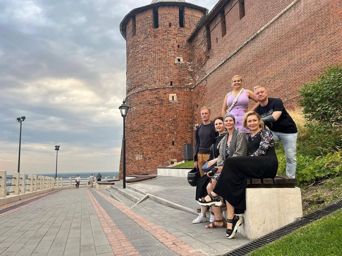 Нижегородская актриса Ирина Пегова сфотографировалась с друзьями у Кремля - фото 1