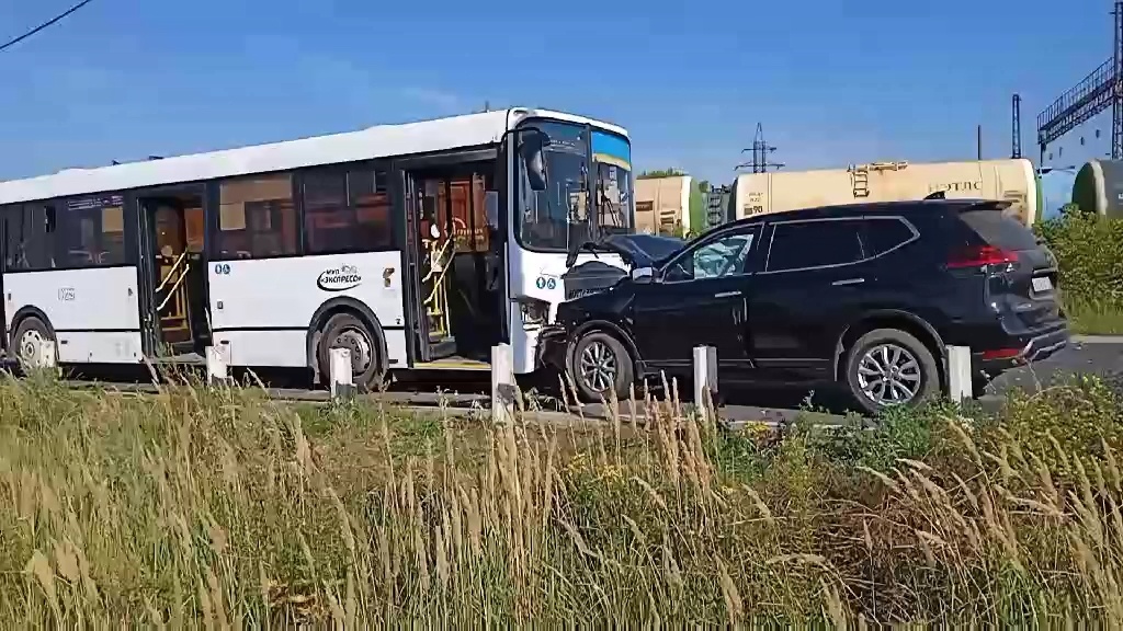 Автобус столкнулся с «паркетником» в Дзержинске: пострадали два человека